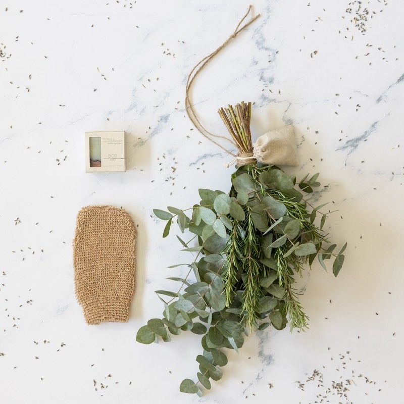 Wellness pakket met rozemarijn en eucalyptus, een scrub washand en natuurlijke zeep