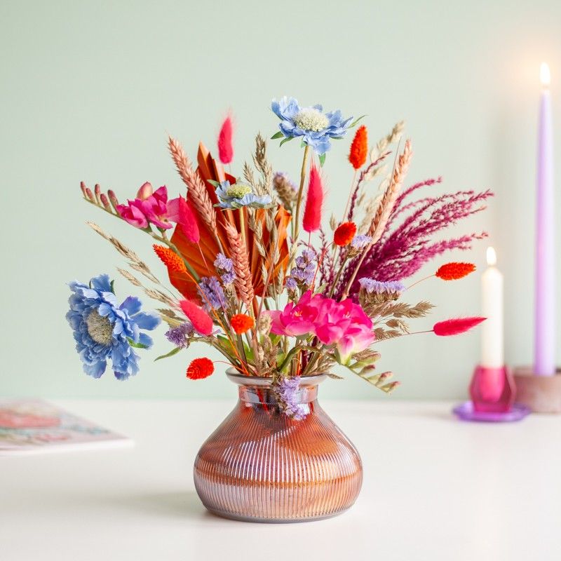 Brievenbuspakketje met droogbloemen en kunst zijden bloemen in vrolijke kleuren
