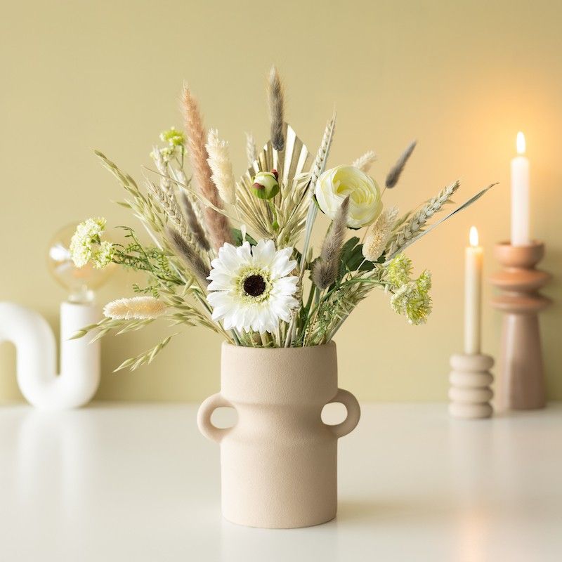 Brievenbuspakket met neutrale en witte droogbloemen en zijden bloemen