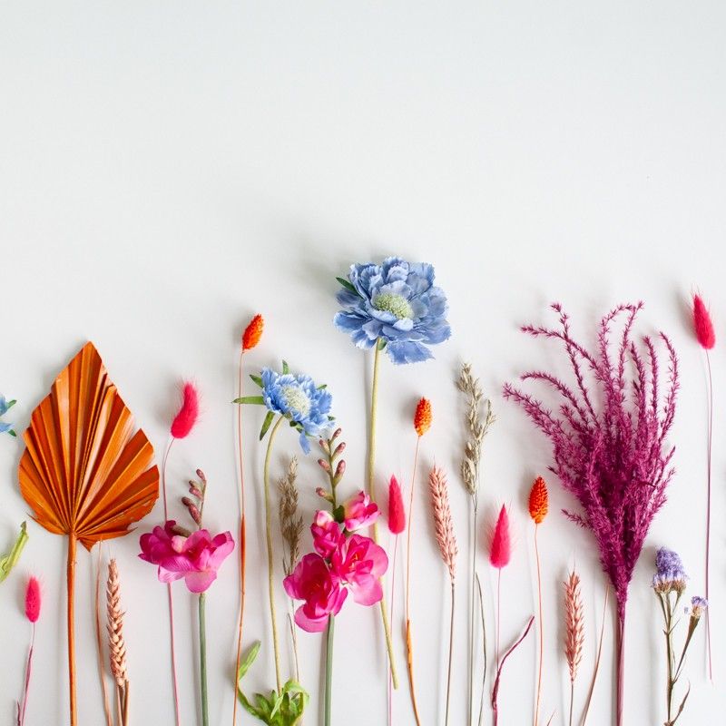 Brievenbuspakketje met droogbloemen en kunst zijden bloemen in vrolijke kleuren