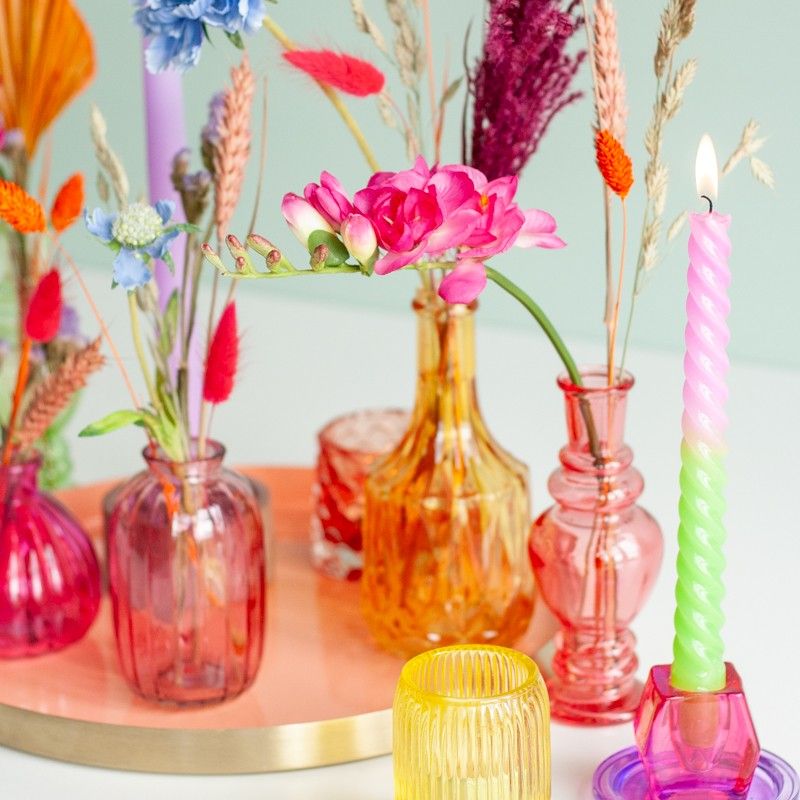 Brievenbuspakketje met droogbloemen en kunst zijden bloemen in vrolijke kleuren