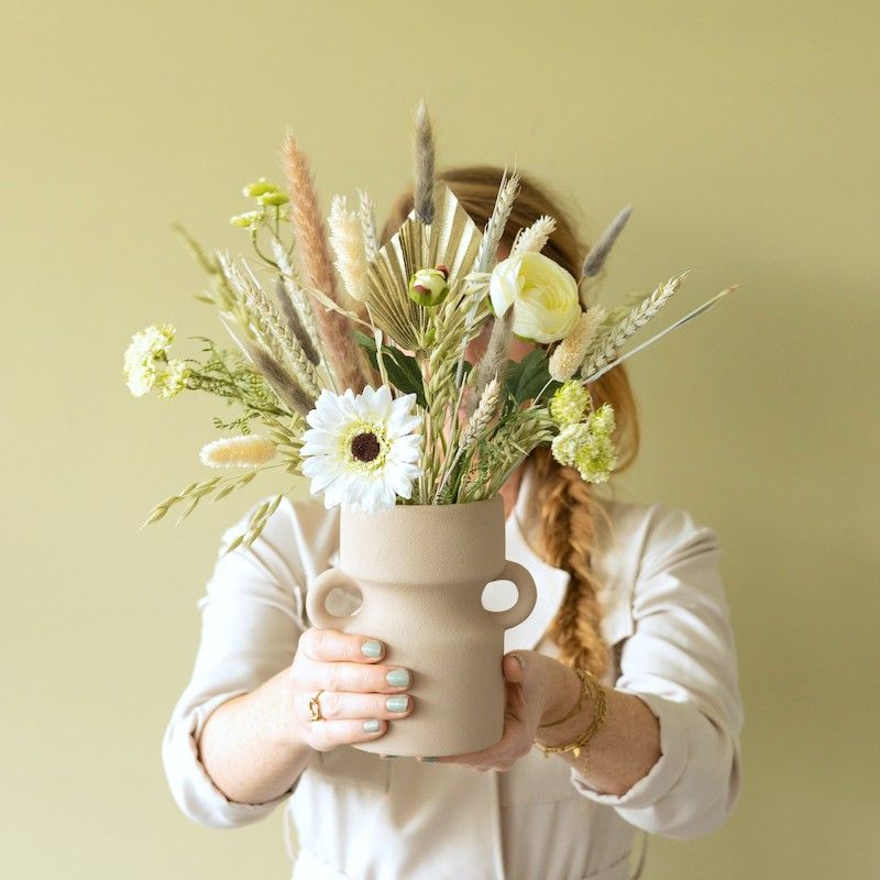 Brievenbuspakket met neutrale en witte droogbloemen en zijden bloemen