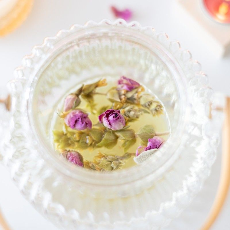 Houten plankje met kaarsje en buisje met droogbloemen. Er is ruimte voor een kaart in het plankje