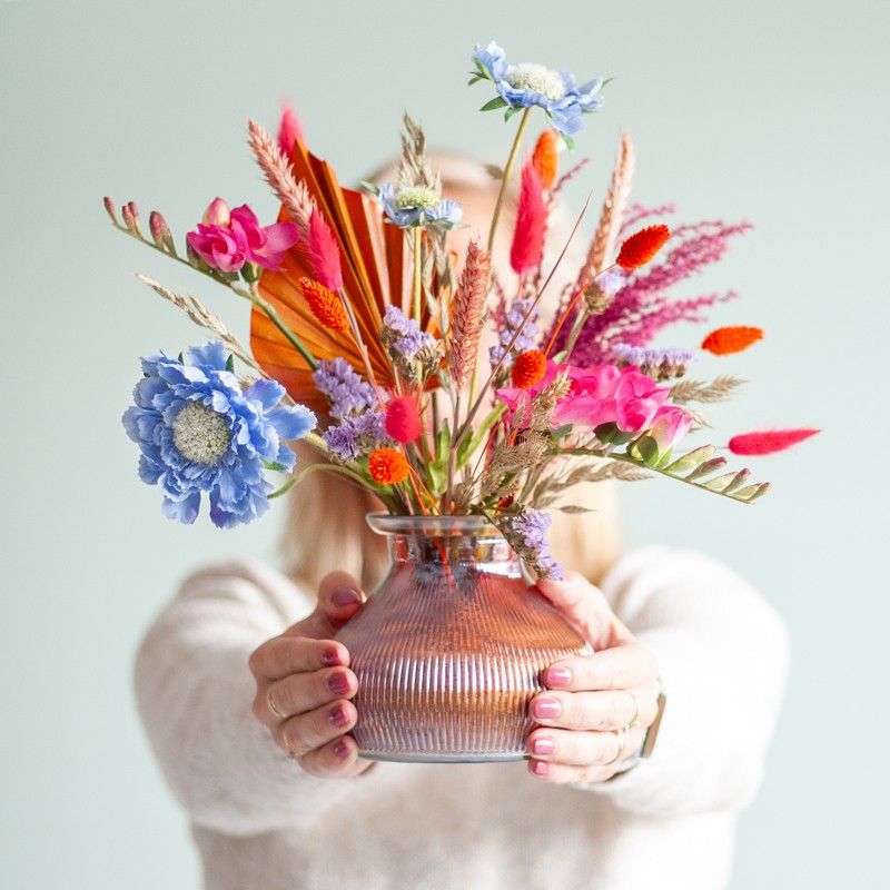 Brievenbuspakketje met droogbloemen en kunst zijden bloemen in vrolijke kleuren