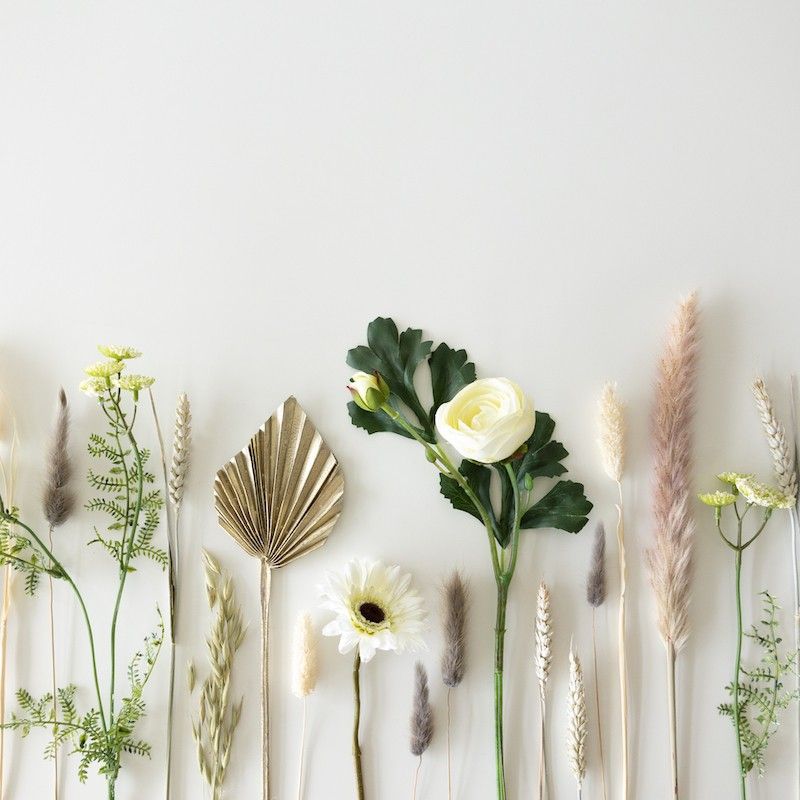 Brievenbuspakket met neutrale en witte droogbloemen en zijden bloemen