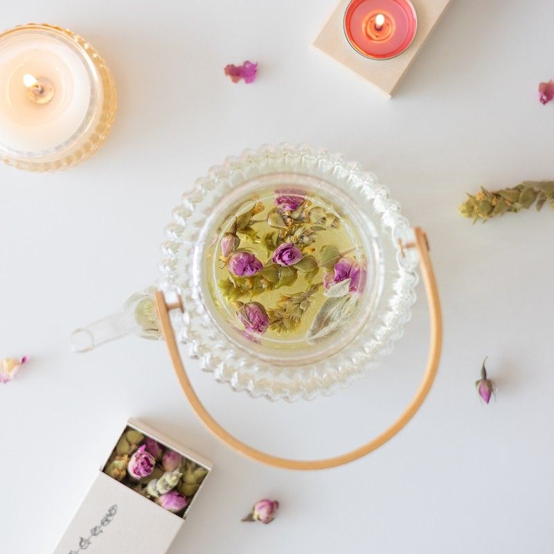 Houten plankje met kaarsje en buisje met droogbloemen. Er is ruimte voor een kaart in het plankje