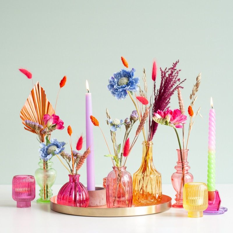 Brievenbuspakketje met droogbloemen en kunst zijden bloemen in vrolijke kleuren