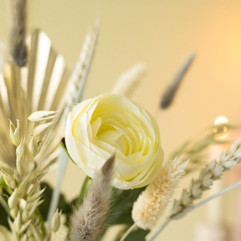 Brievenbuspakket met neutrale en witte droogbloemen en zijden bloemen