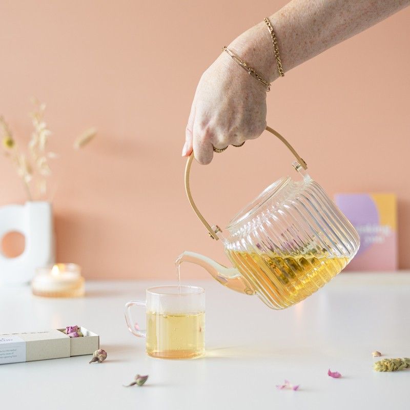 Houten plankje met kaarsje en buisje met droogbloemen. Er is ruimte voor een kaart in het plankje