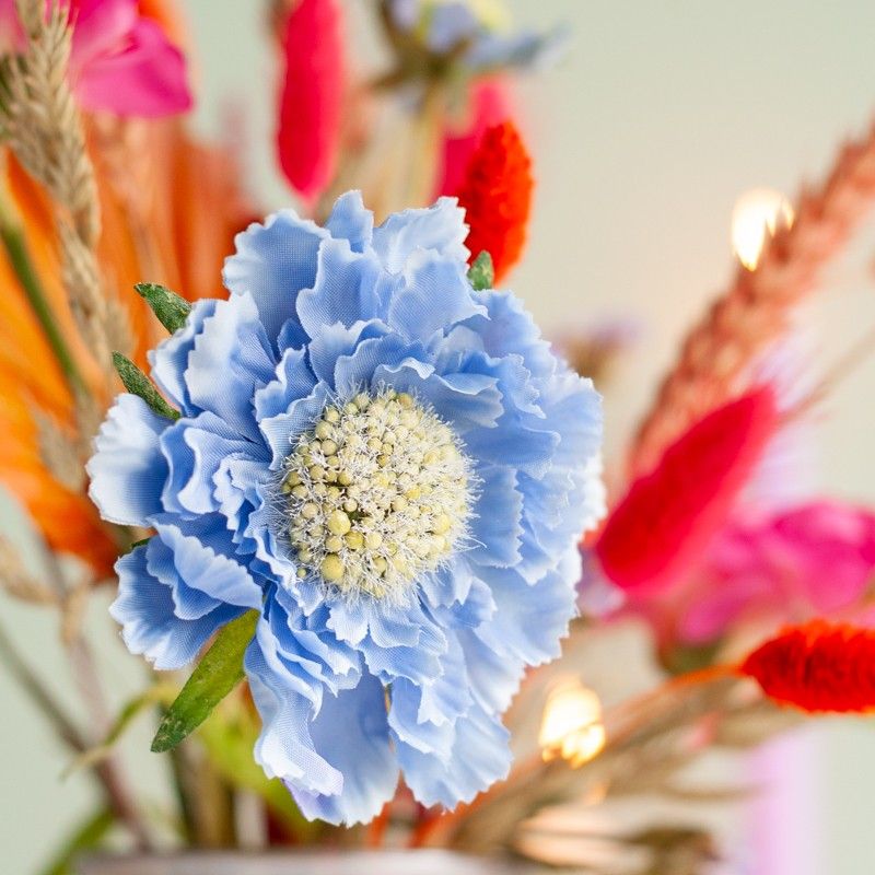 Brievenbuspakketje met droogbloemen en kunst zijden bloemen in vrolijke kleuren