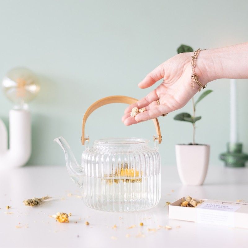 Brievenbus theeplantje en doosje thee in de smaak calendula en kamille