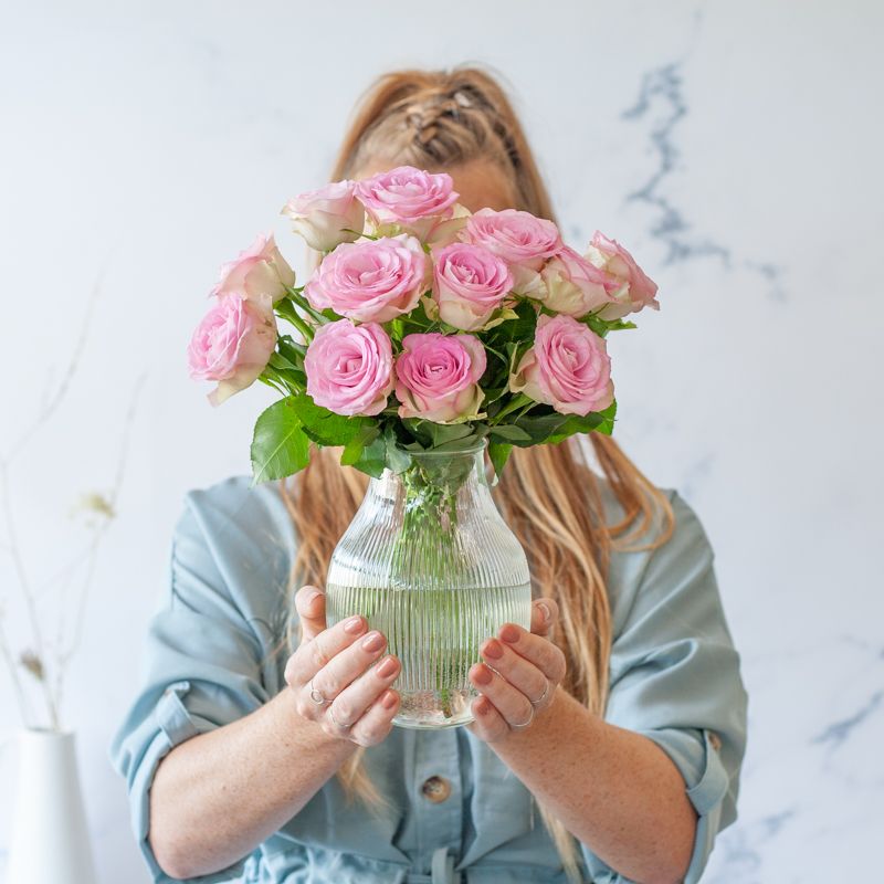 Brievenbuspakketje met roze rozen