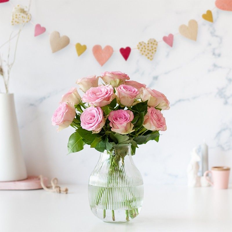 Brievenbuspakketje met roze rozen en een hartjes slinger