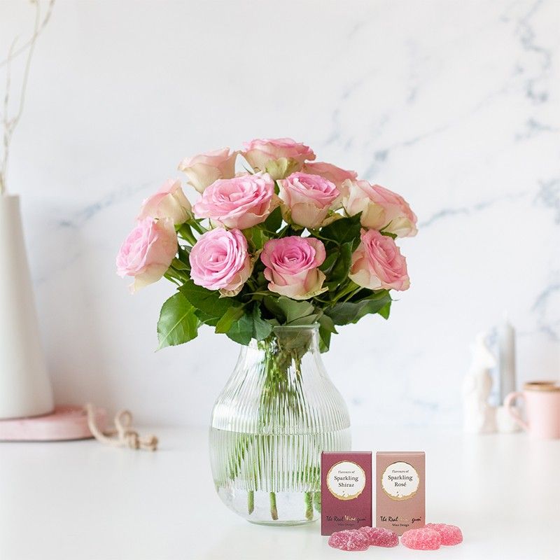 roze brievenbusrozen met twee doosjes winegums