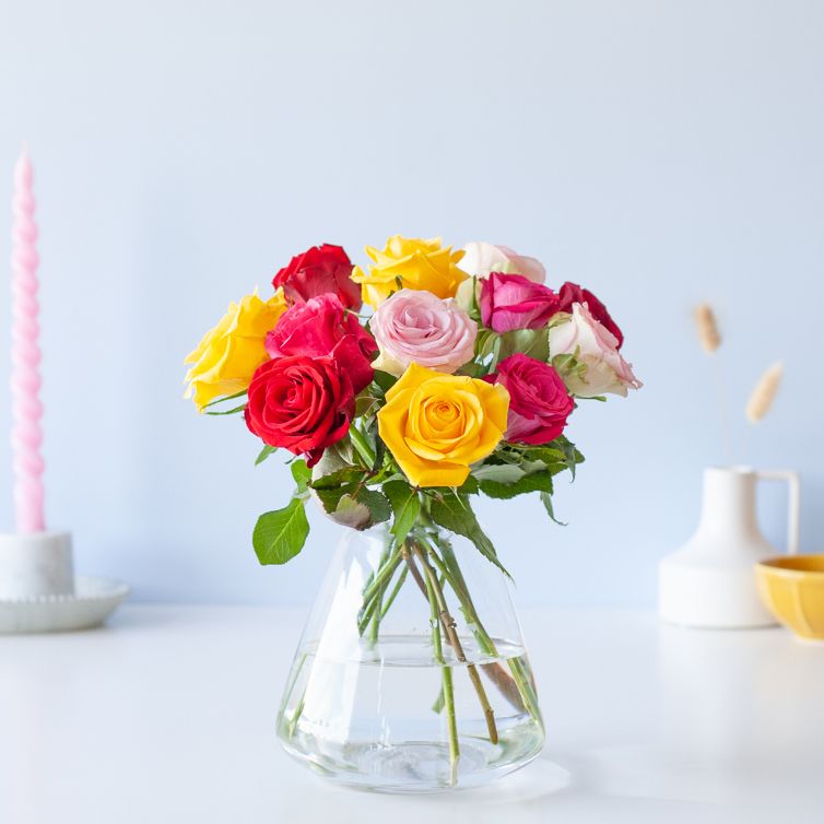 Brievenbuspakketje met rozen in geel, roze en rode tinten