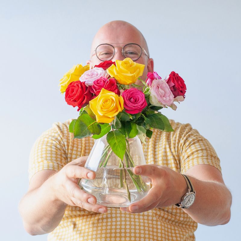 Brievenbuspakketje met rozen in geel, roze en rode tinten