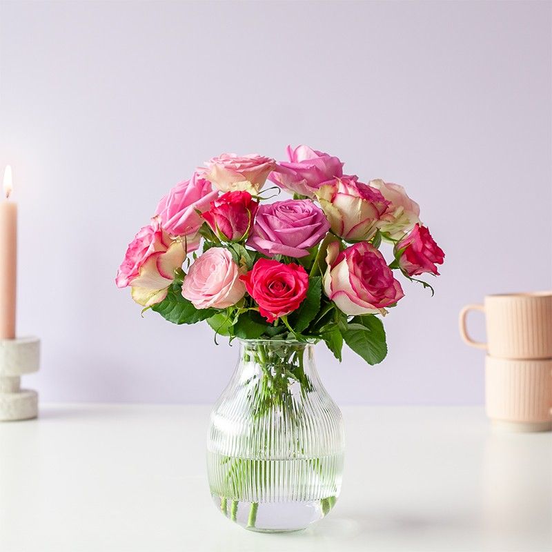 Brievenbuspakketje met verschillende tinten roze rozen