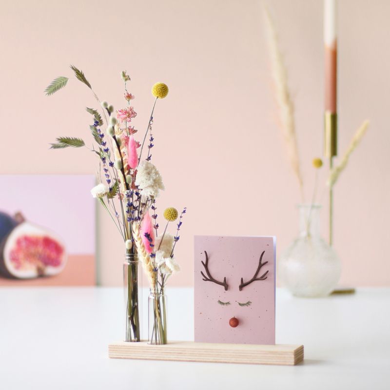 Bloomemory met droogbloemen in twee vaasjes op een houten plankje. Met Kerst wenskaart
