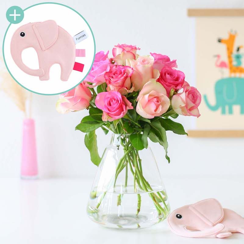 Brievenbuspakketje met roze rozen en een roze olifant speendoekje