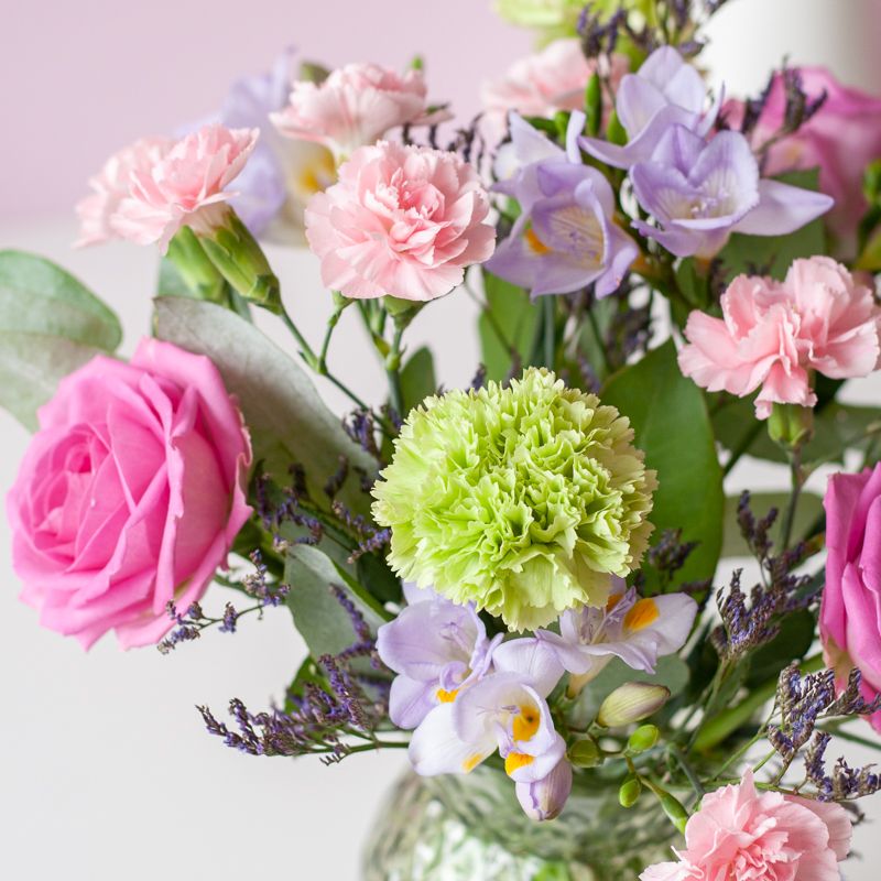 Brievenbus boeketje Sweety met verschillende bloemen in roze paarse tinten