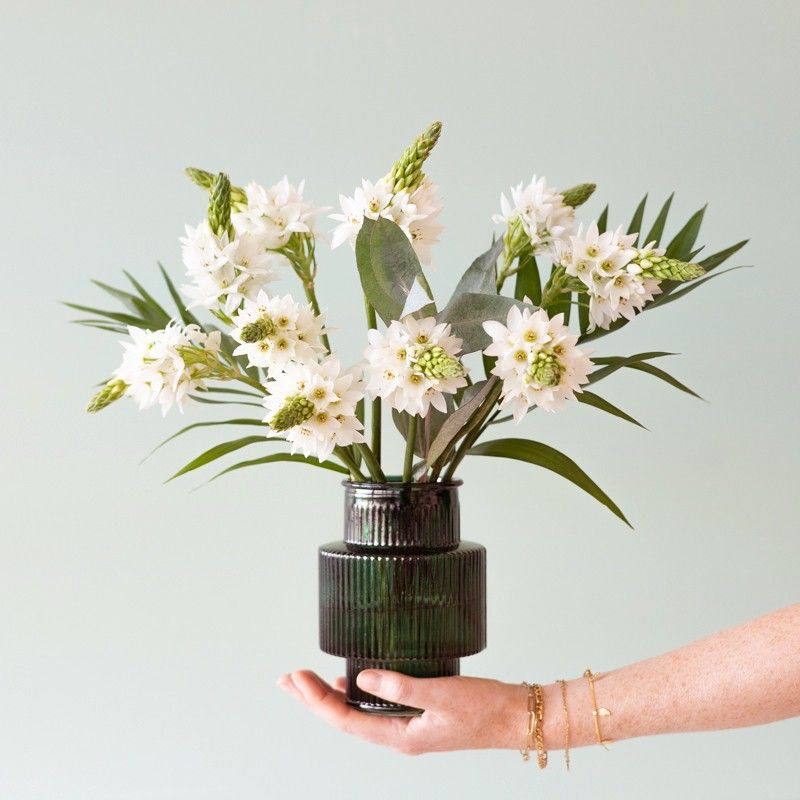 Brievenbuspakketje met witte zuidenwindlelies