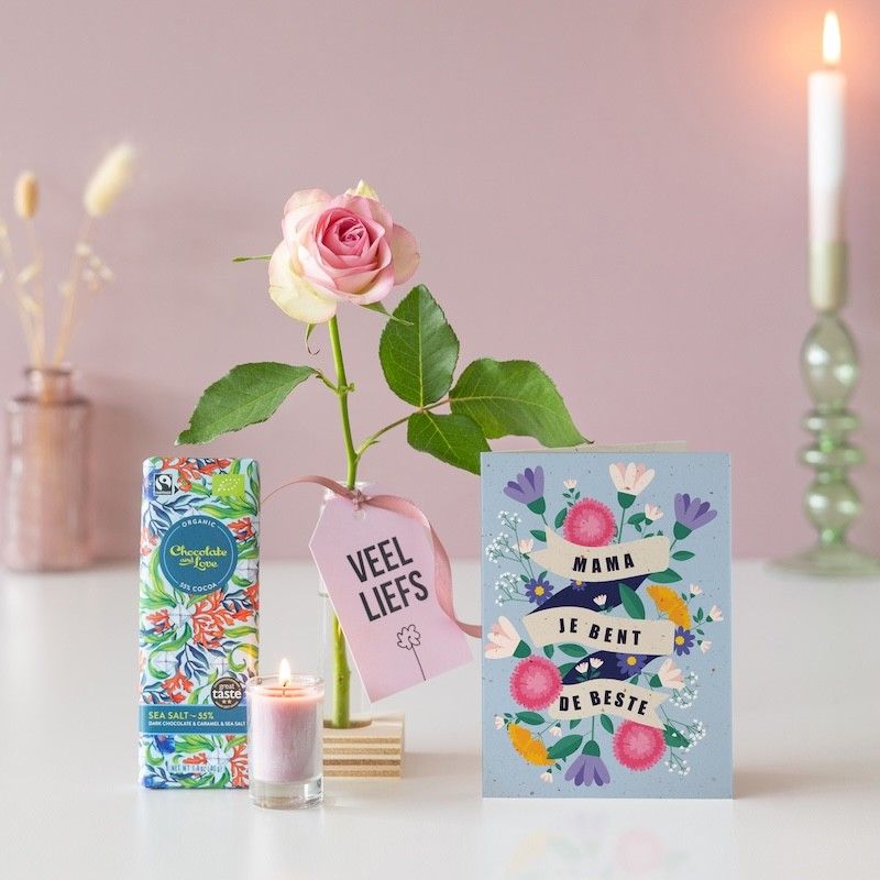 Roze roos in een vaasje met chocolade, een mini kaars en een wenskaart met mama je bent de beste erop