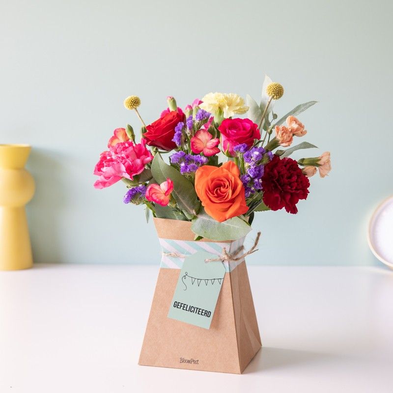 Brievenbuspakket met verschillende kleuren bloemen