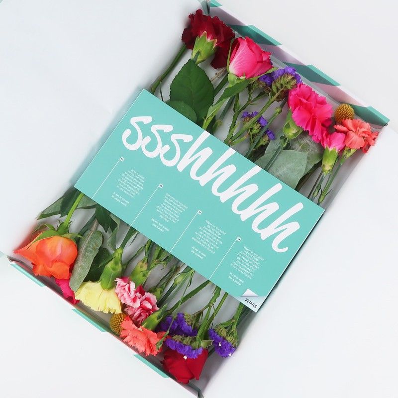 Brievenbuspakket met verschillende kleuren bloemen