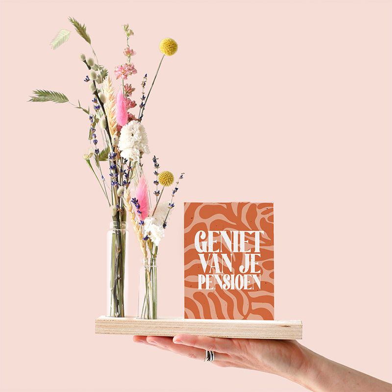 Brievenbus droogbloemen in verschillende kleuren in twee vaasjes op een plankje