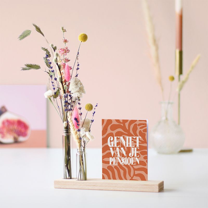 Verschillende tinten droogbloemen in twee vaasjes met een plankje eronder en ruimte voor een wenskaart