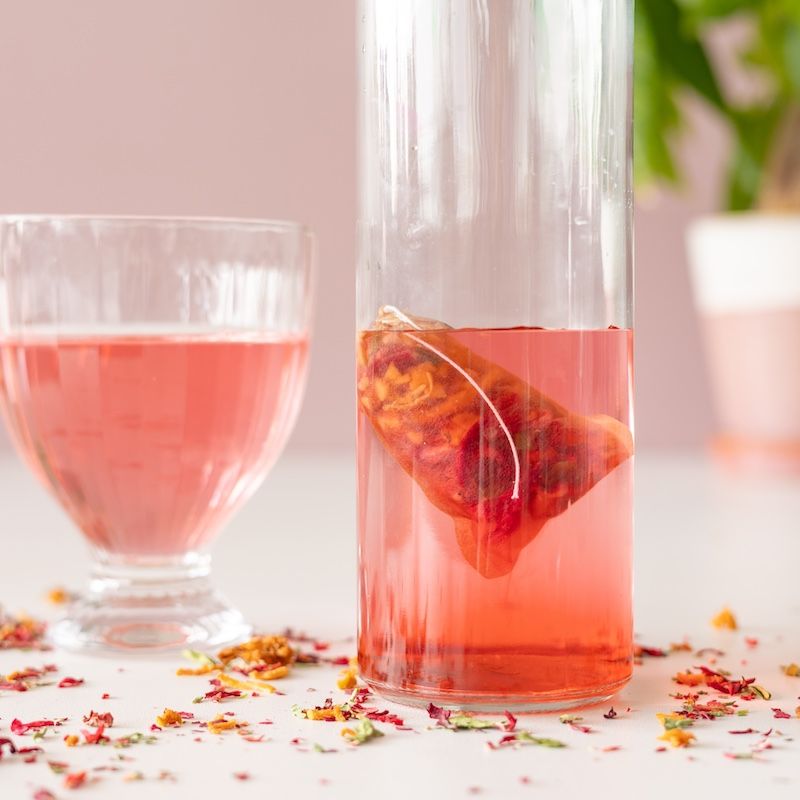 Botanische koude drank in karaf