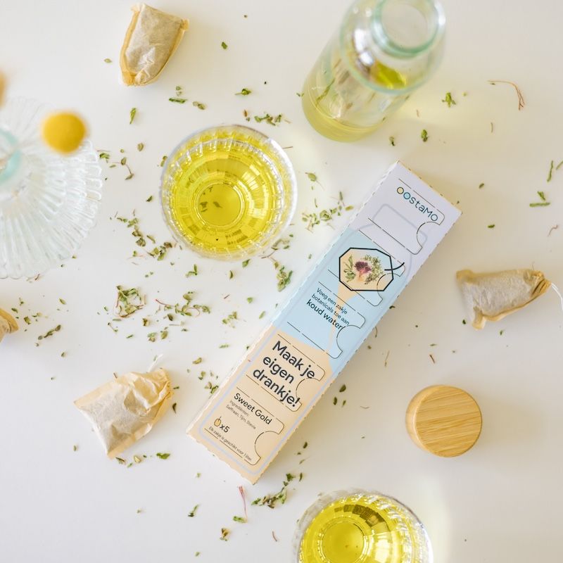 Botanische gele drank in glazen