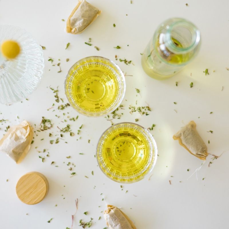 Botanische gele drank in glazen