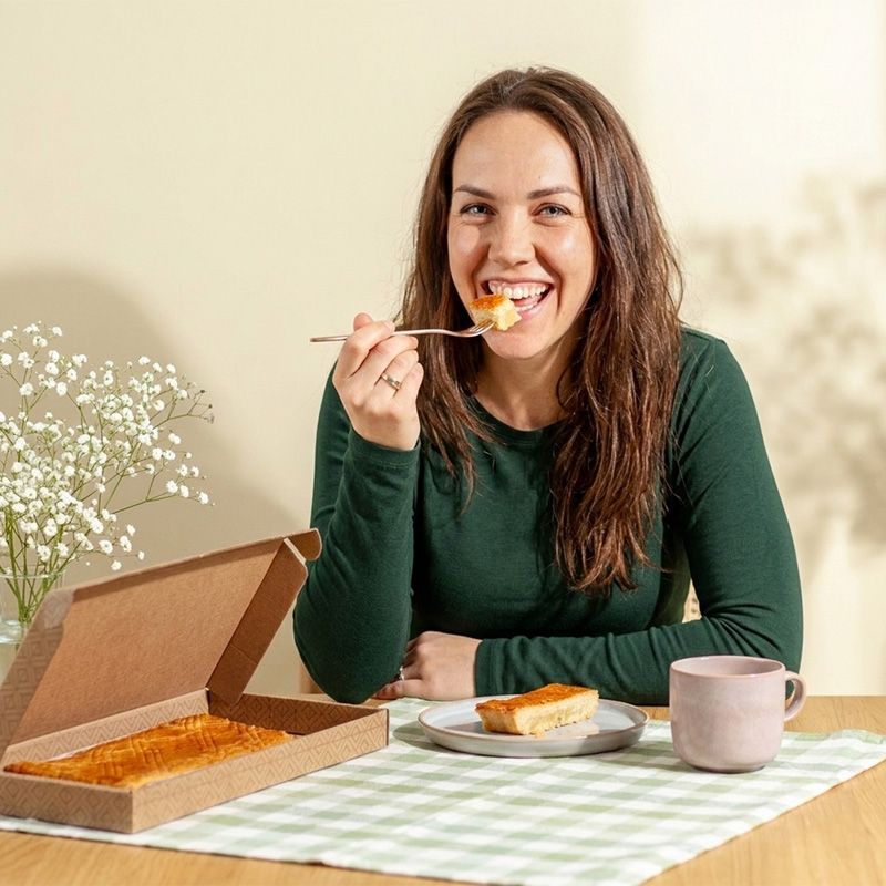 Vrouw eet brievenbus boterkoek