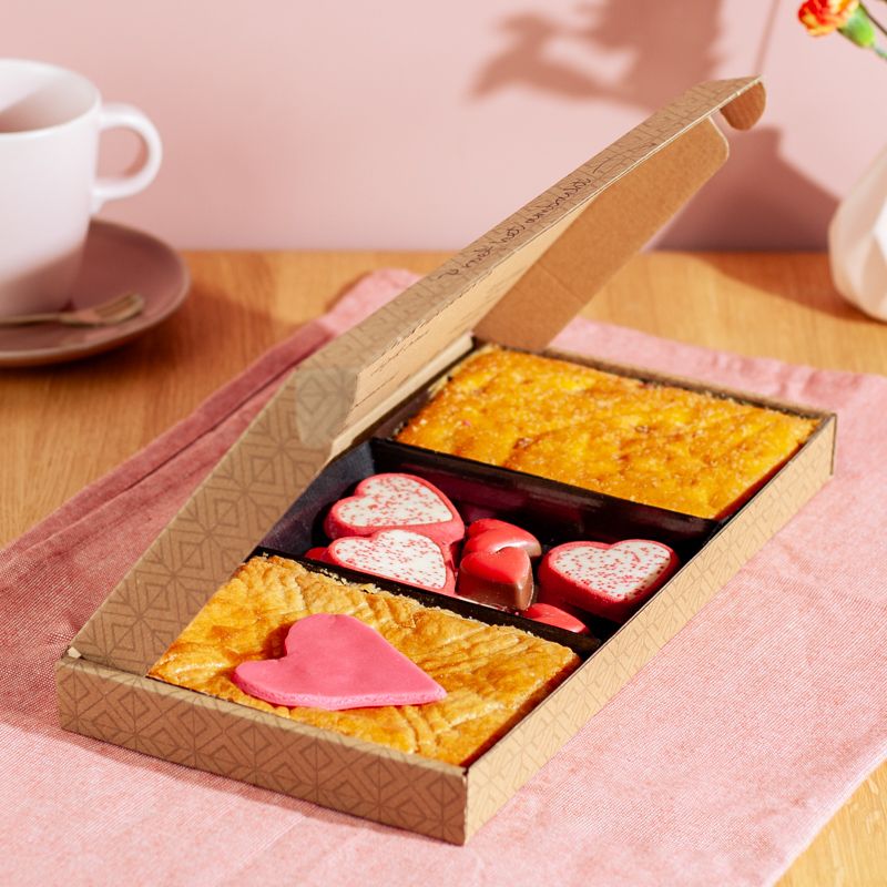 Hartjespakket met boterkoek, cake en bonbons