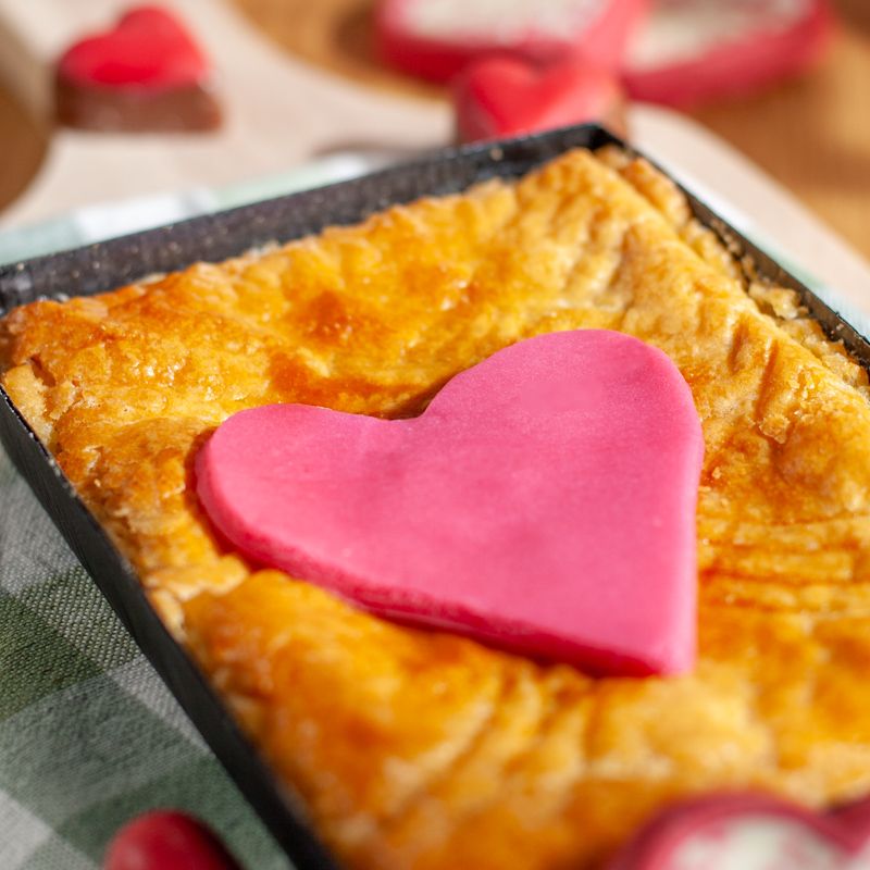 Hartjespakket met boterkoek, cake en bonbons