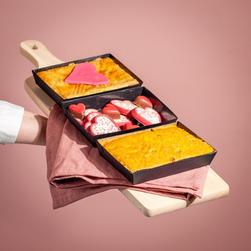 Hartjespakket met boterkoek, cake en bonbons