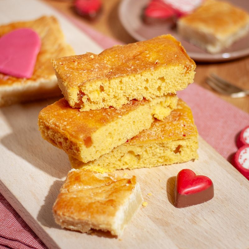 Hartjespakket met boterkoek, cake en bonbons