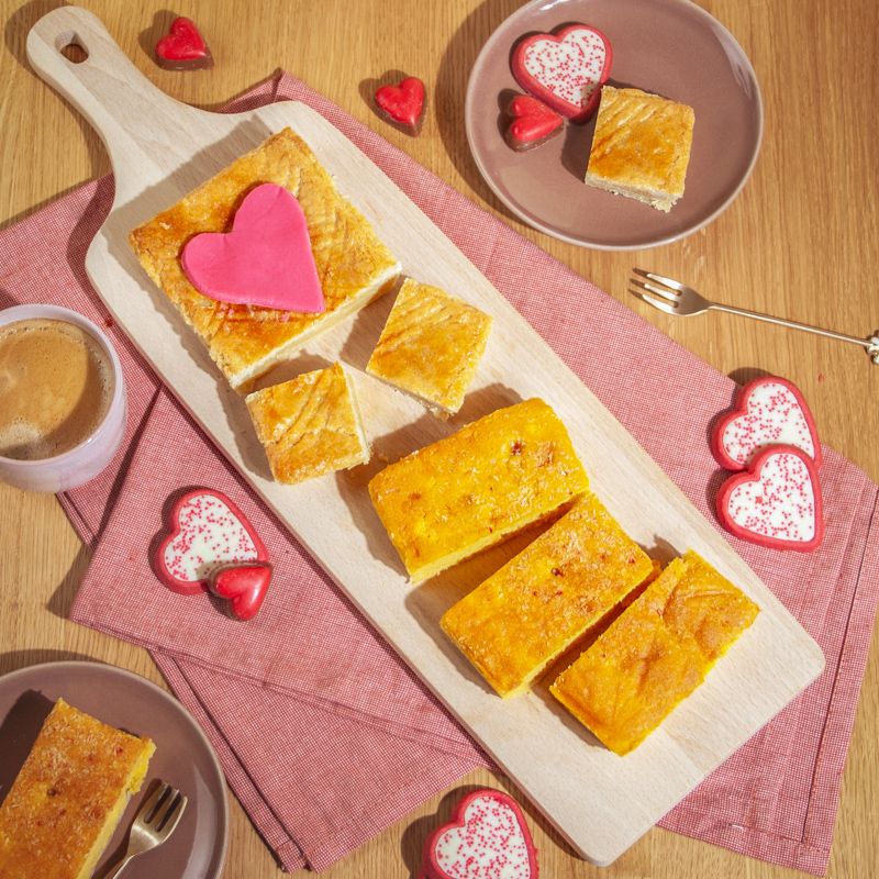 Hartjespakket met boterkoek, cake en bonbons