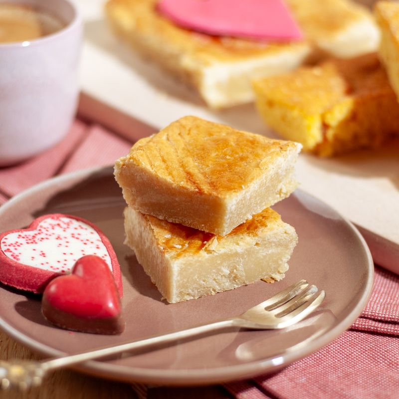Boterkoek met hartjes bonbon en biscuit