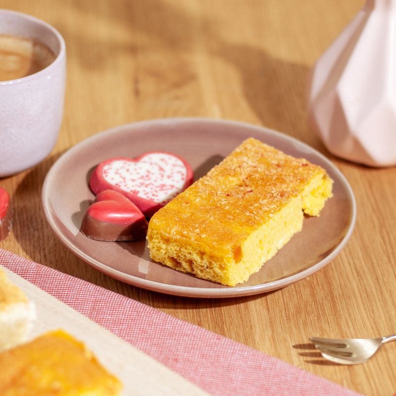 cake met hartjesbonbon en biscuit