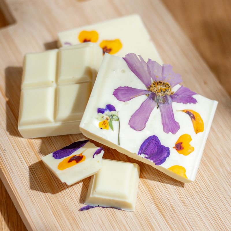 Witte chocola met eetbare bloemen