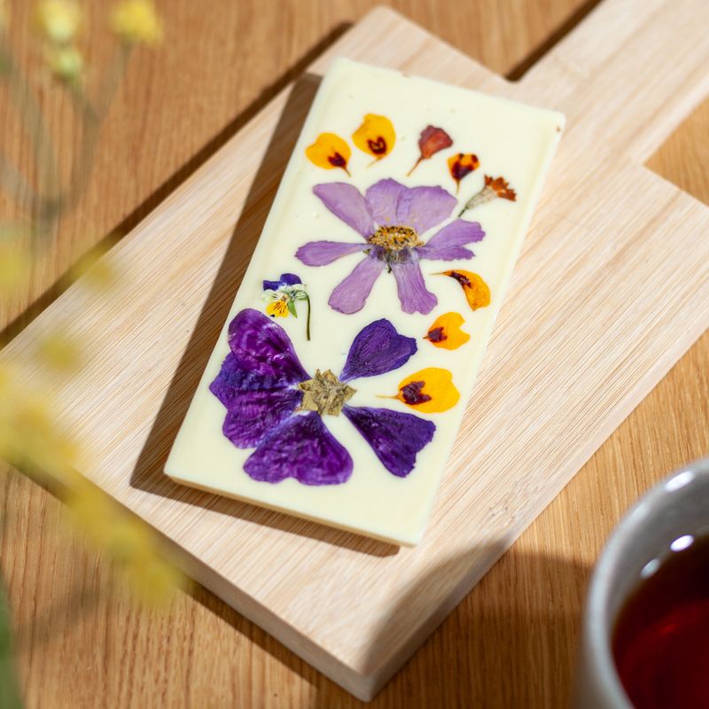 Witte chocola met eetbare bloemen