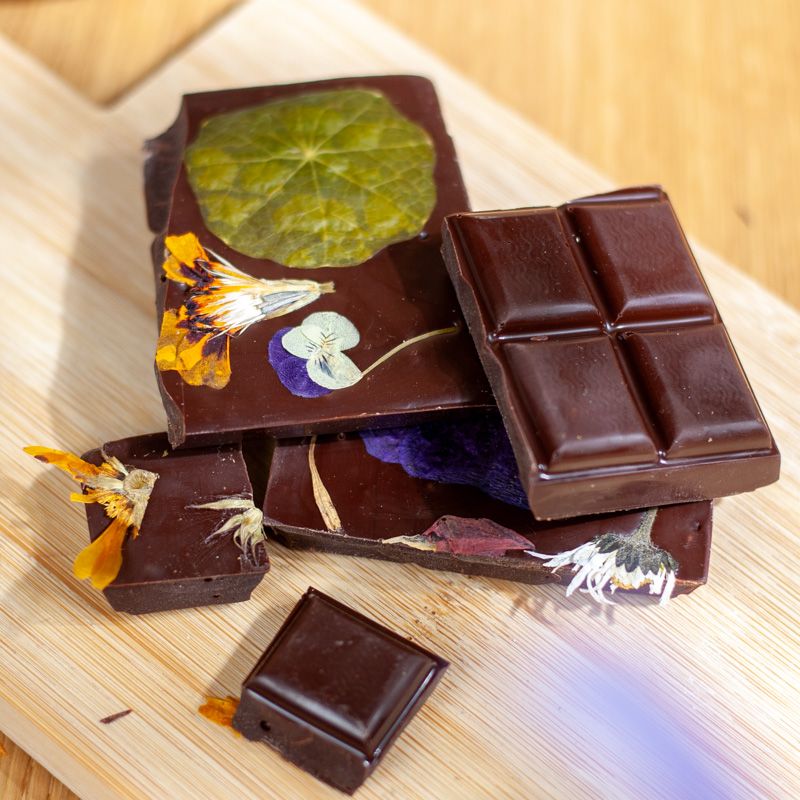 Pure chocola met eetbare bloemen