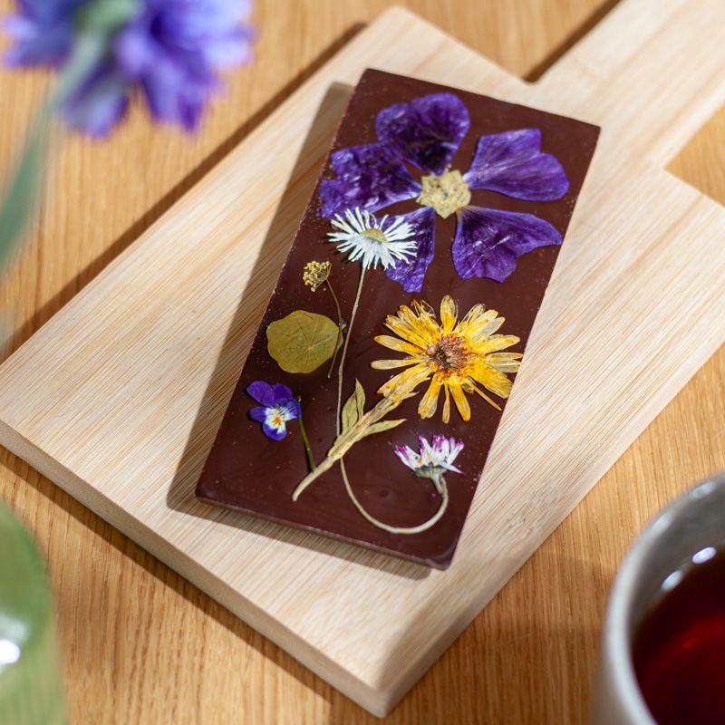 Pure chocola met eetbare bloemen