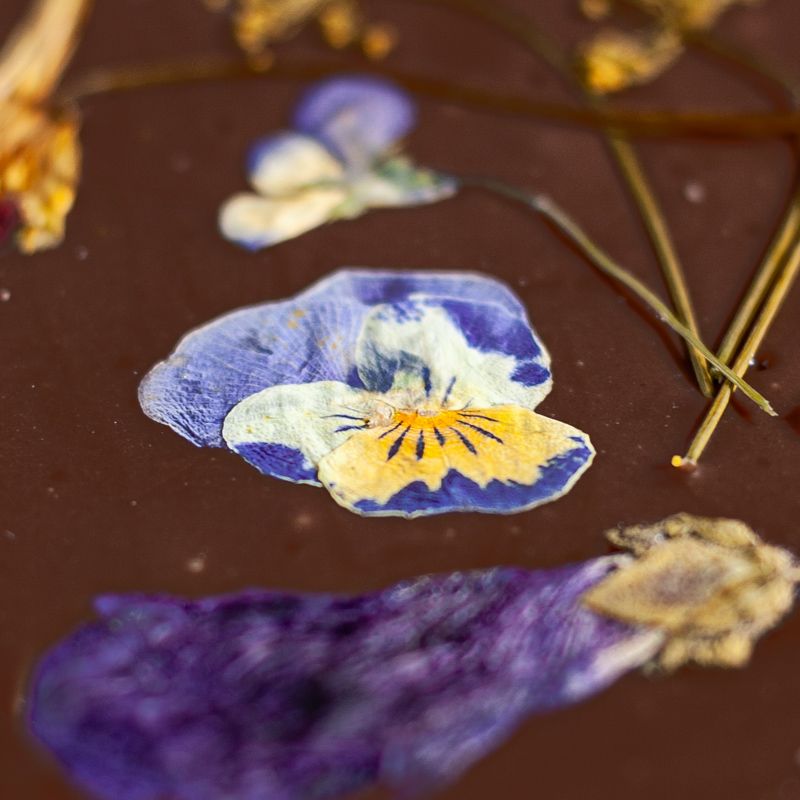 Pure chocola met eetbare bloemen