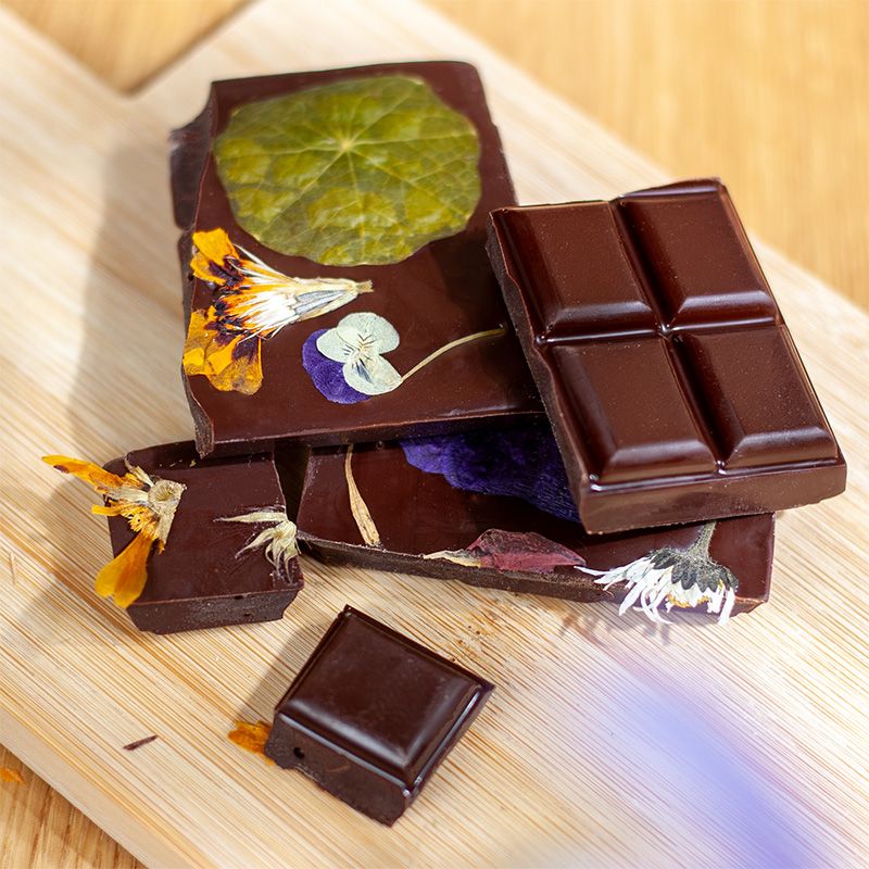 Pure chocola met eetbare bloemen
