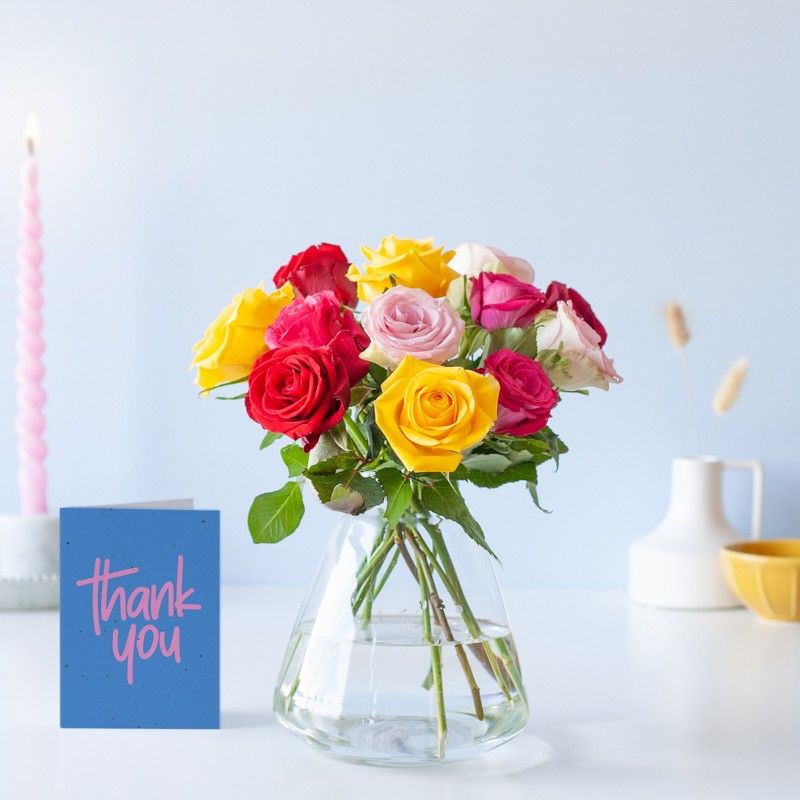 Brievenbuspakketje met rozen in geel, roze en rode tinten