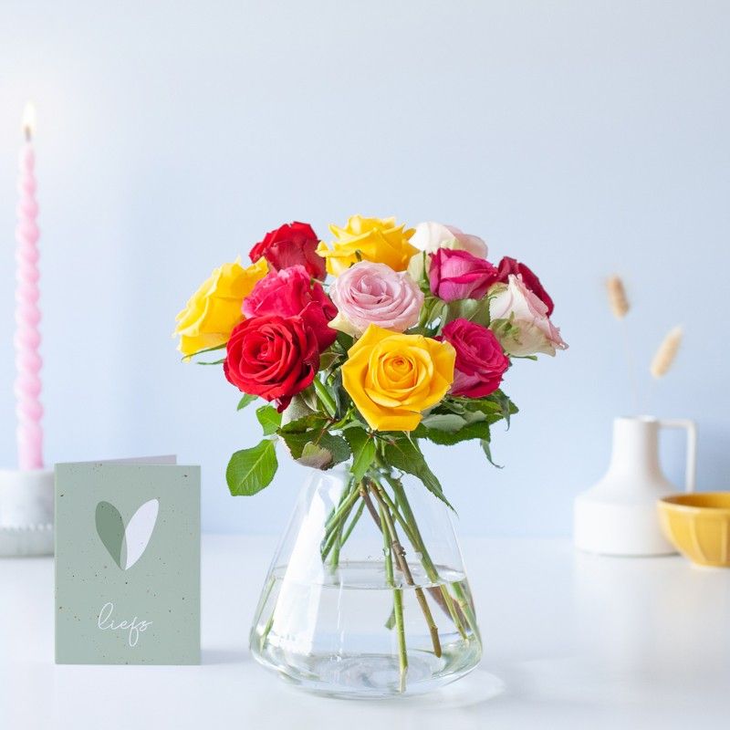 Brievenbuspakketje met rozen in geel, roze en rode tinten