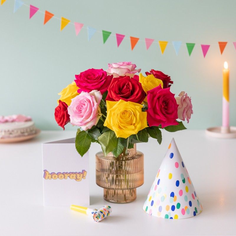Brievenbuspakket voor gemengde rozen, een feesthoed, toeter en slingers